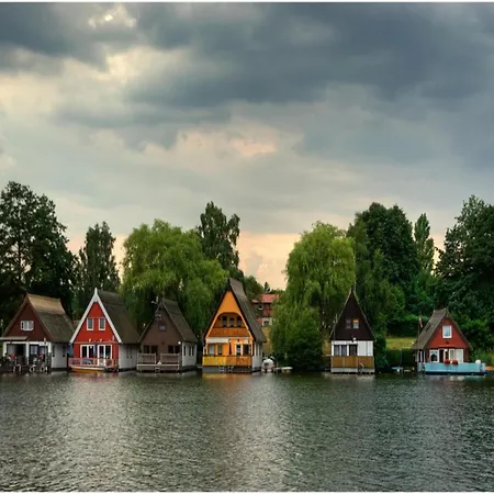 Bootshaus In Mit Ueberdachter Terrasse 度假居 *