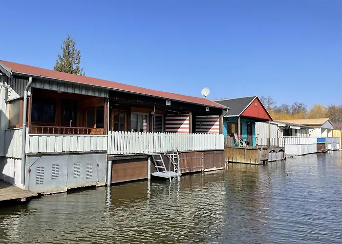 Bootshaus In Mit Ueberdachter Terrasse * ミロー