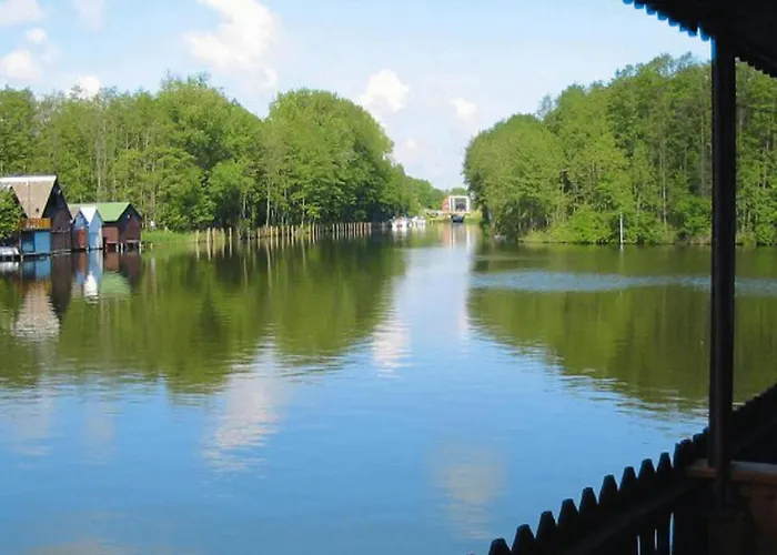 Bootshaus In Mit Ueberdachter Terrasse ミロー